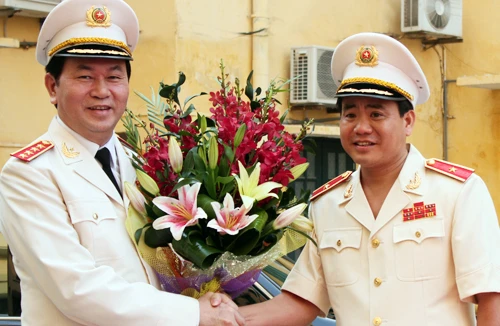 Lãnh đạo CATP Hà Nội đón nhận các phần thưởng cao quý 