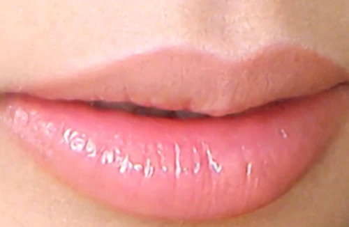 Để giữ môi hồng tự nhiên