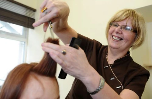 Thợ cắt tóc... mù