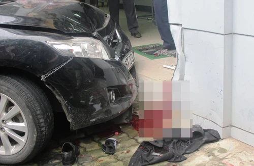 Ô tô lao vào ngân hàng đâm gãy chân bảo vệ