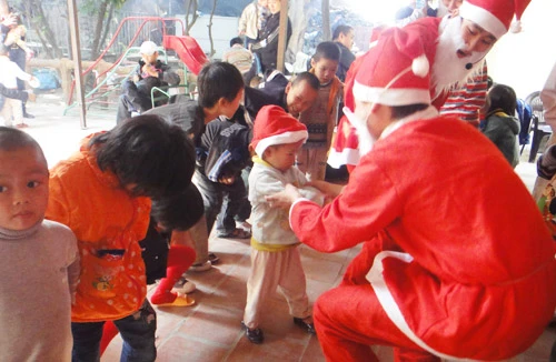 Dịch vụ chuyển quà Noel: Vui nhiều, phiền cũng không ít