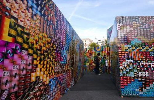 Bức tường ghép từ hàng trăm tấm ảnh 