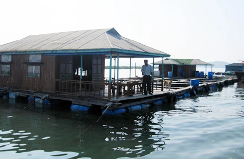 Làng nổi nơi cửa sông Cái Mắm