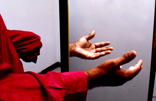 Sự thật về những “cánh tay ma”