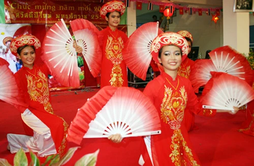 Ấm lòng trên đất Chùa Vàng