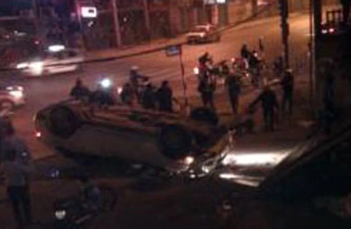 Siêu xe Porsche “ngửa bụng” giữa phố