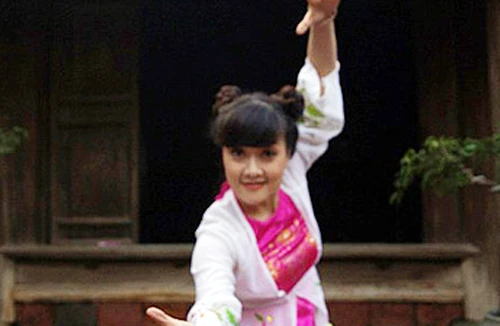 Vân Dung trổ tài… đấu vật