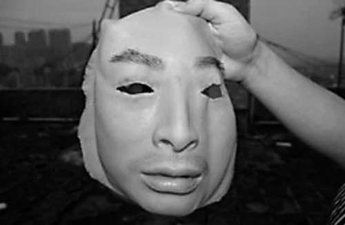 Tội phạm đeo “mặt nạ da người”