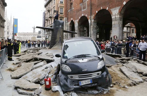 Italia: Tàu ngầm trồi lên giữa phố