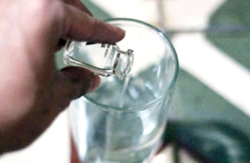 Dùng thuốc ngủ hạ gục nạn nhân, chiếm đoạt tài sản, phạm tội gì? 