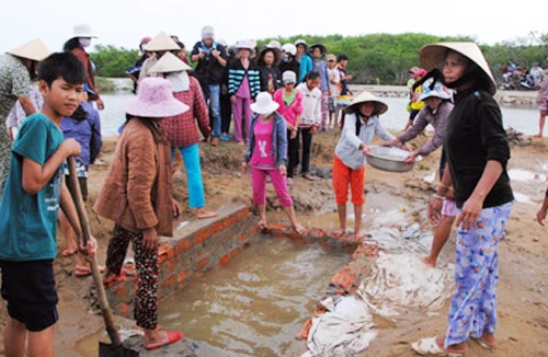Rùa vàng “trấn yểm long mạch”, hàng trăm người dân phá lăng mộ?