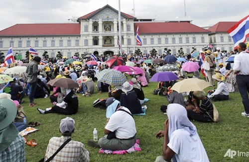 Người biểu tình xông vào trụ sở quân đội Hoàng gia Thái Lan