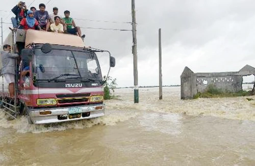 Bão Nari tàn phá Philippines, 13 người chết
