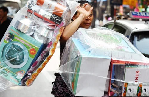 Cuối năm, lại nhộn nhịp đi… “đốt tiền”