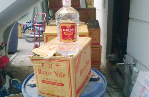 Phát hiện rượu “tử thần” trong một “lò” nấu rượu