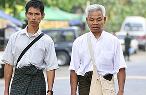 Đàn ông Myanmar thích... mặc váy, nhai trầu