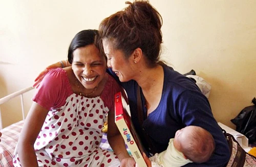 Ấn Độ buông lỏng ngành công nghiệp “đẻ thuê” 