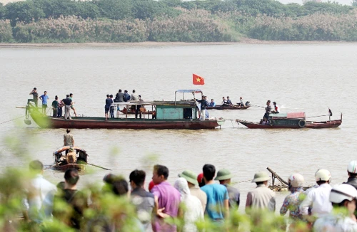 Tiếp tục tìm kiếm thi thể nạn nhân dưới chân cầu Thanh Trì