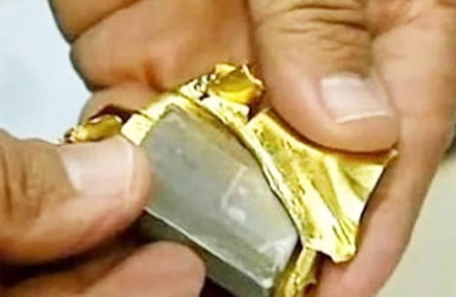 Dùng 700 lượng vàng giả rút 19 tỷ đồng tiền thật từ ngân hàng, phạm tội gì?