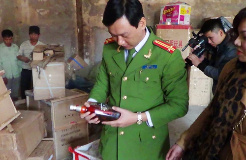 Đồng loạt kiểm tra 3 ô tô nhồi hàng tấn ô mai, rượu nhập lậu