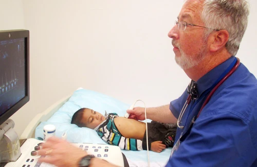 Bác sĩ Pháp, Mỹ cùng Vinmec lên Hòa Bình phẫu thuật từ thiện