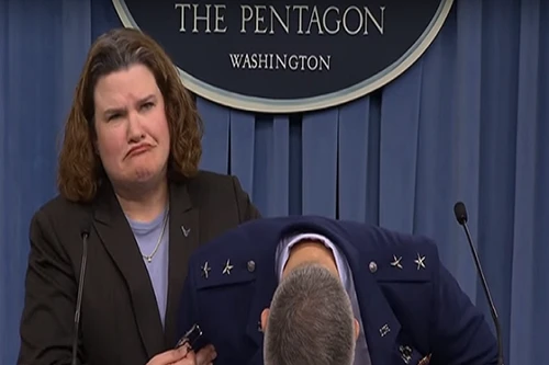 Tướng Mỹ ngất xỉu khi đang họp báo về ngân sách quốc phòng