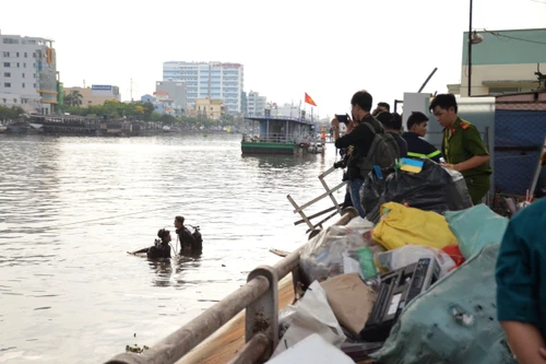 Nhiều giờ lặn tìm thi thể cô gái mất tích dưới kênh Tẻ