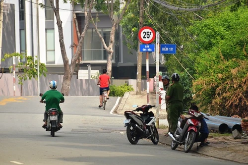 Hai người đàn ông bốc cháy trên cầu Ông Hóa