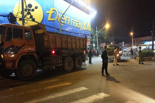 Xe ben va chạm với xe máy, bé trai 3 tuổi tử vong