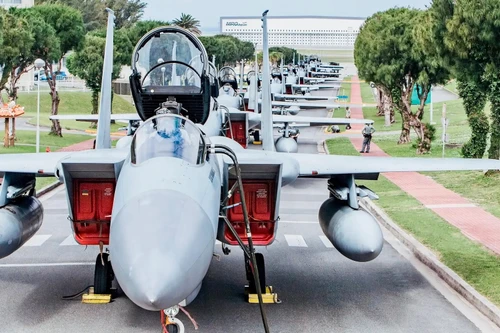 Lo ngại sóng thần, tiêm kích F-15J Nhật Bản đồng loạt 'tràn' lên mặt đường