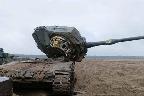 Tháp pháo xe tăng Leopard 2 Ukraine lần đầu bị thổi bay sau đòn tập kích của Nga
