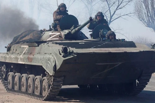 Binh lính Nga tạo 'lông nhím' cho xe chiến đấu bộ binh BMP-1 để chống drone