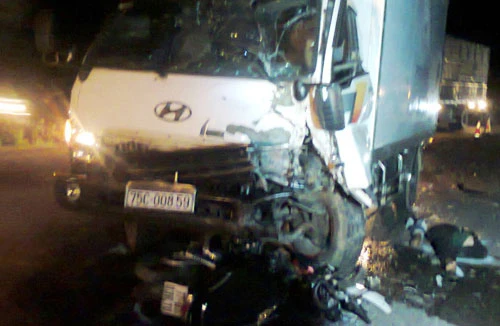 Xe máy chui xuống gầm ô tô, 3 người chết tại chỗ 