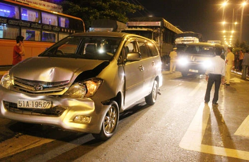 5 ô tô tông nhau liên hoàn, quốc lộ 1A kẹt cứng 2 giờ