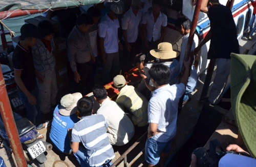 Thi thể ngư dân trên tàu cá bị tàu lạ đâm chìm, được đưa về Lý Sơn 