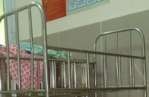 Đưa trẻ sơ sinh đi tắm, nữ điều dưỡng làm rơi 5 cháu xuống đất