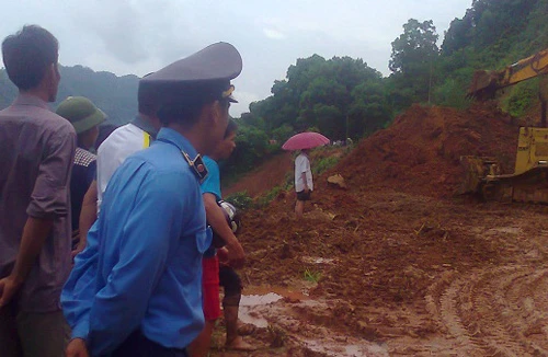 Hà Giang: Sạt lở đất đá gây ách tắc hàng chục km đường