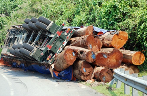 Liên tiếp lật xe chở gỗ quá tải trên QL 14