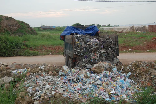 Phát hiện 2 đối tượng đổ trộm chất thải