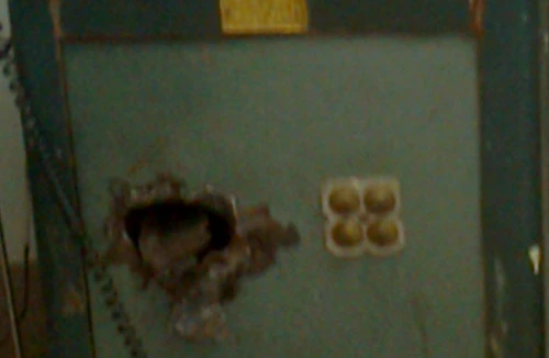 Trộm đục két sắt, hàng xóm tưởng... sửa chữa nhà