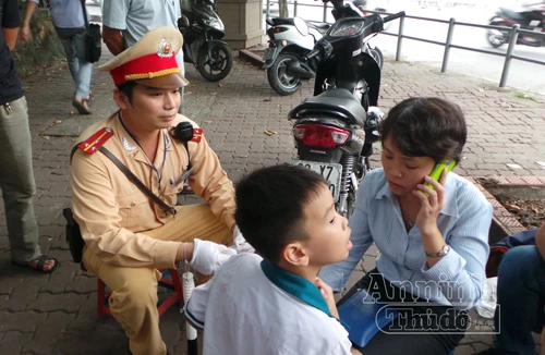  Người mẹ khóc nghẹn khi tìm được con trai 8 tuổi bị lạc