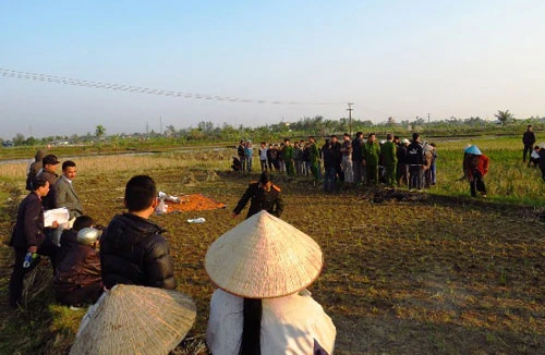 Phát hiện một nam thanh niên chết giữa cánh đồng vắng