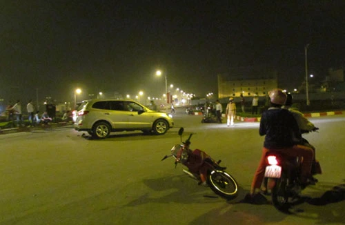 Bị đuổi đánh, tài xế ôtô đâm liền 3 xe máy