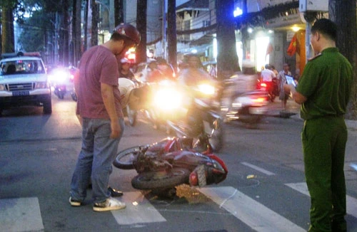 Đi bộ đúng vạch, du khách "Tây" vẫn bị tông xe máy liên hoàn