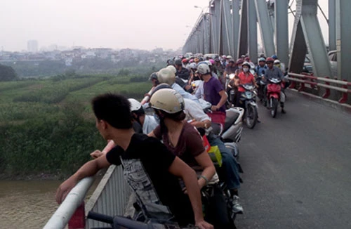 Quá buồn, nam thanh niên định nhảy cầu Chương Dương tự tử