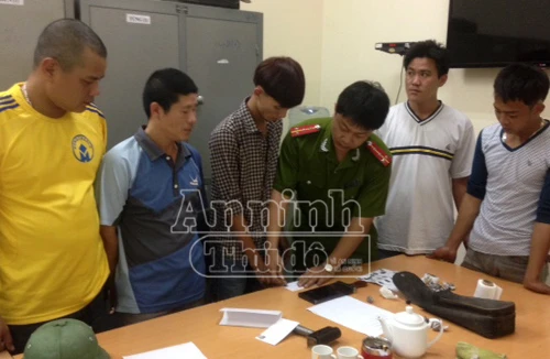 Bắt giữ nhóm "cò mồi" tranh giành khách tại Bến xe phía Nam