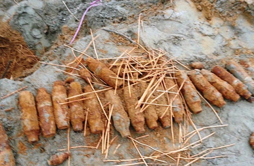 Đào móng xây hàng rào phát hiện 24 quả đạn pháo