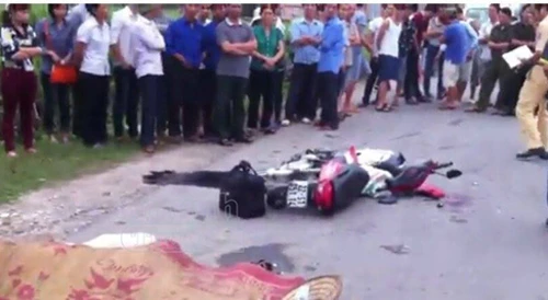 Nhường đường cho xe khác vượt, xe tải đâm đôi vợ chồng trẻ thương vong