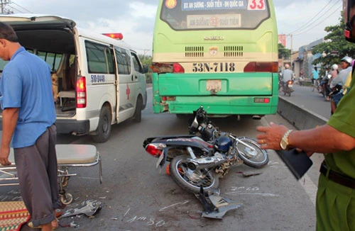 Chết vì tự tông vào đuôi xe buýt trong làn đường ô tô