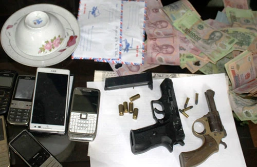 Triệt phá sới bạc bắt 27 con bạc, thu 2 súng